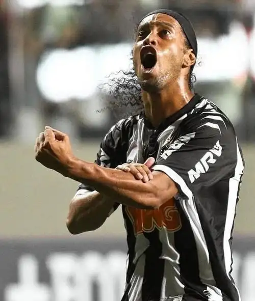 侧勾射门作 侧勾射门作